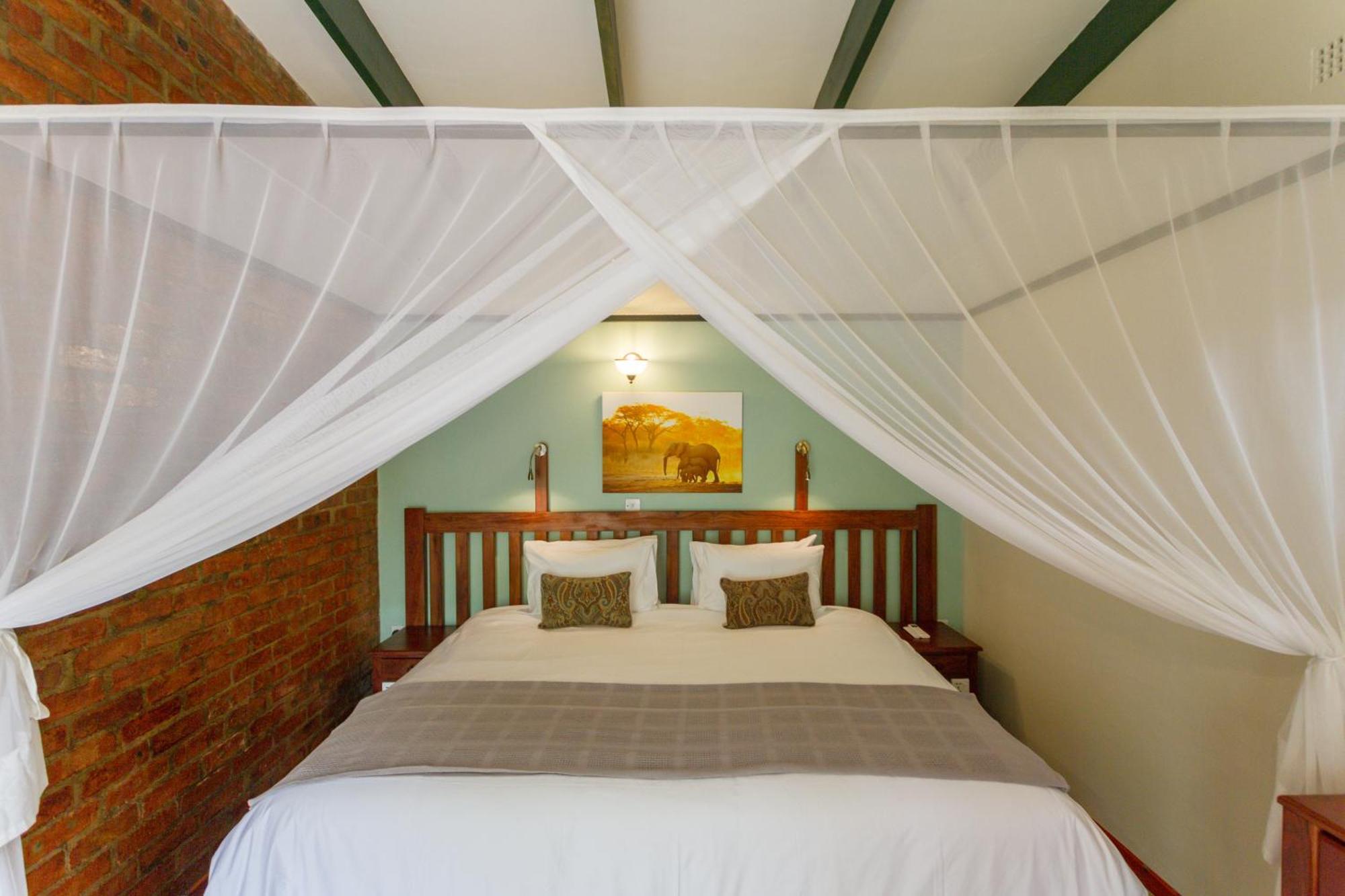 The Courtney Lodge Victoria Falls Eksteriør billede