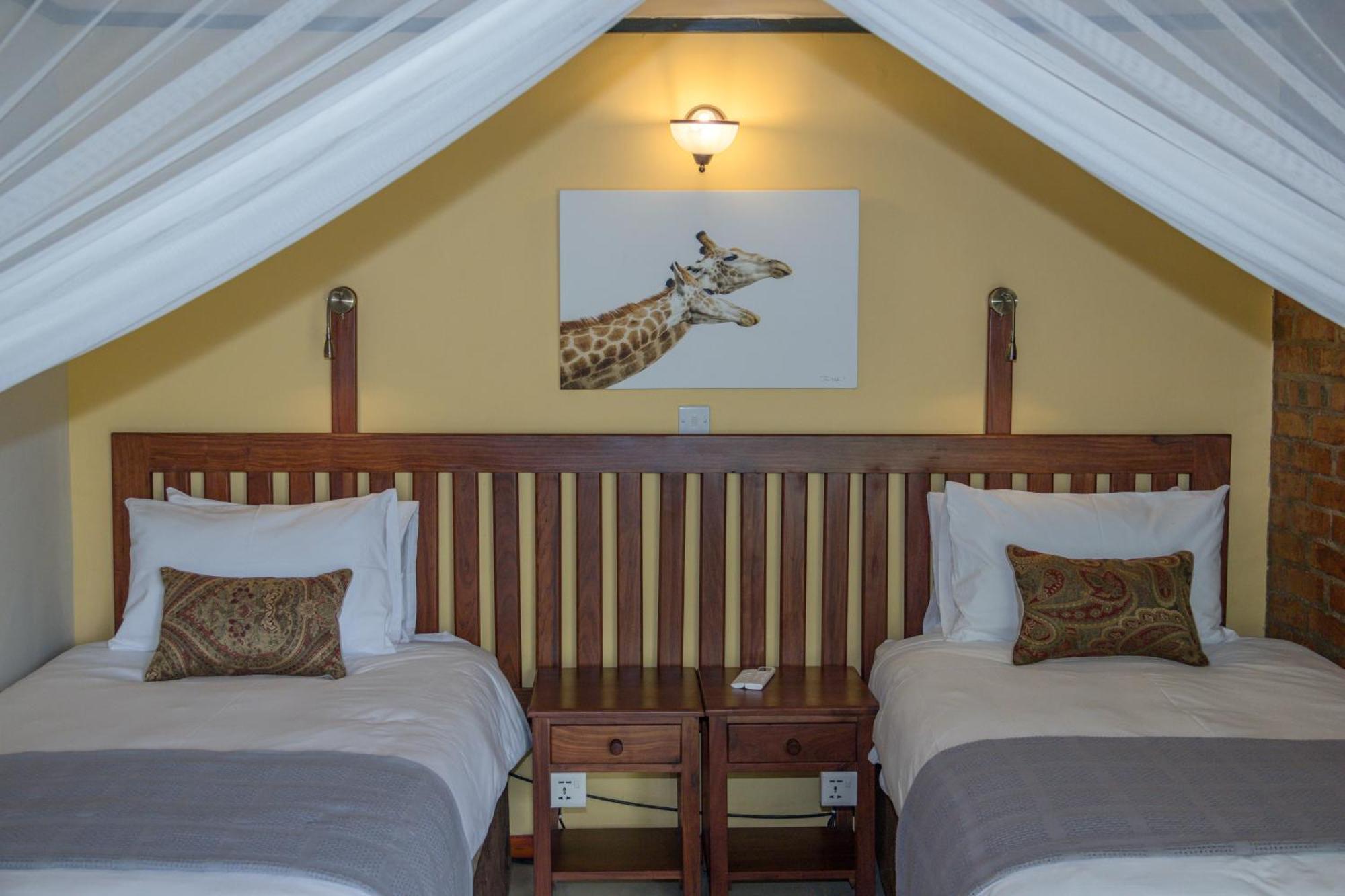 The Courtney Lodge Victoria Falls Eksteriør billede