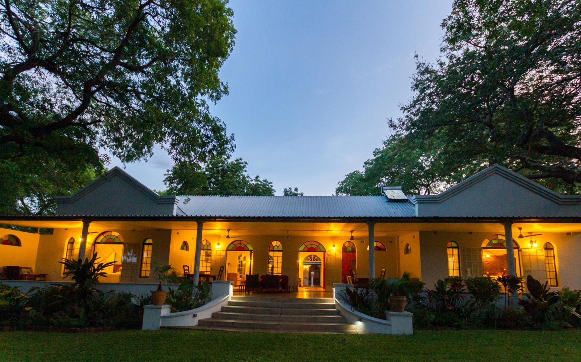 The Courtney Lodge Victoria Falls Eksteriør billede