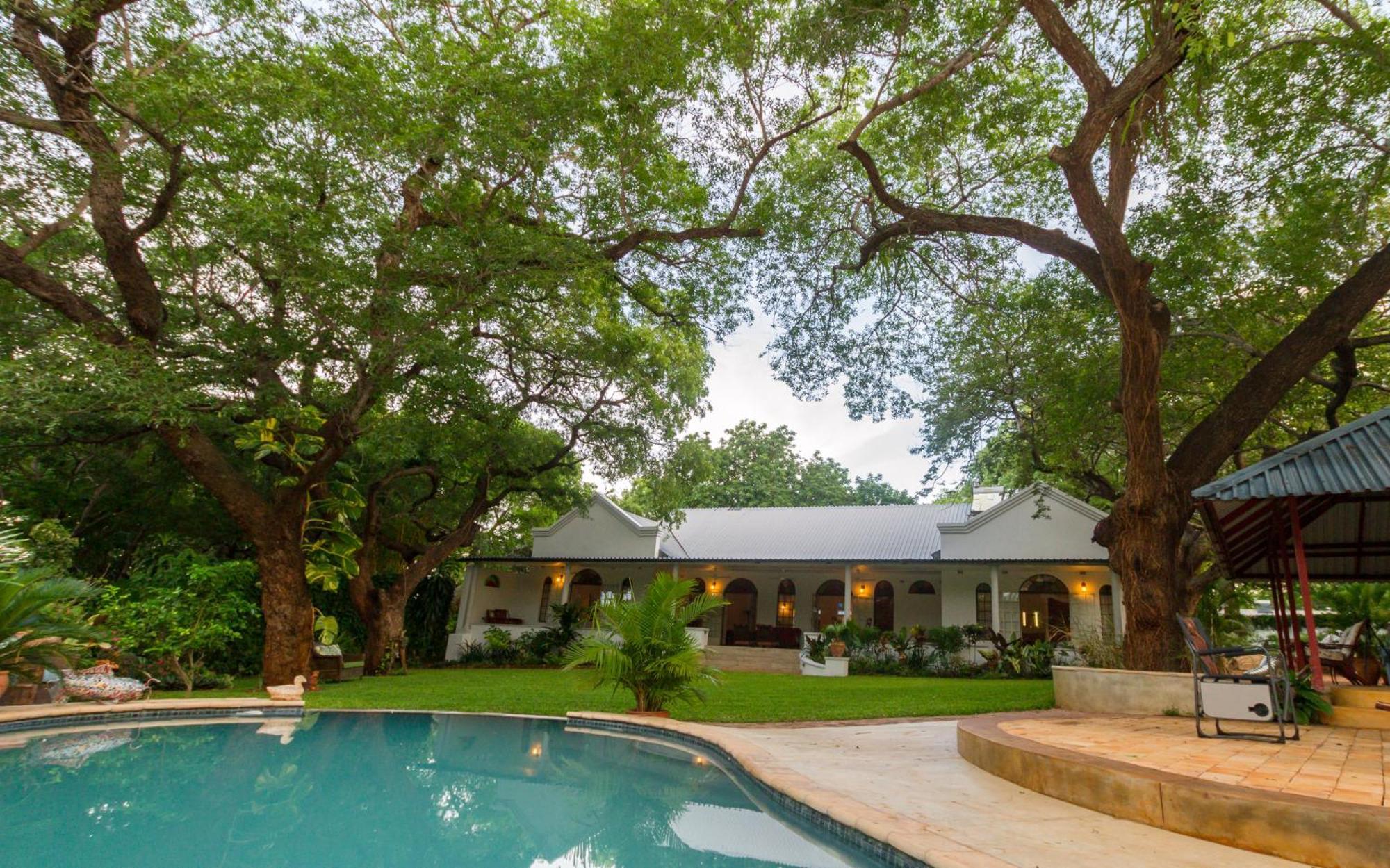 The Courtney Lodge Victoria Falls Eksteriør billede